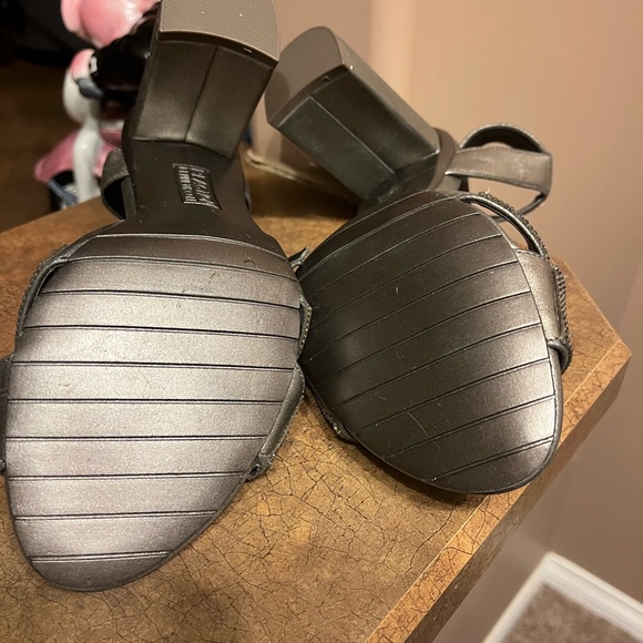 Size 8.5 heels Kenneth Cole Reaction - Picture 2 of 2